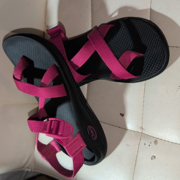 Chaco Women 9 Hot Pink Sandals. - Picture 1 of 5